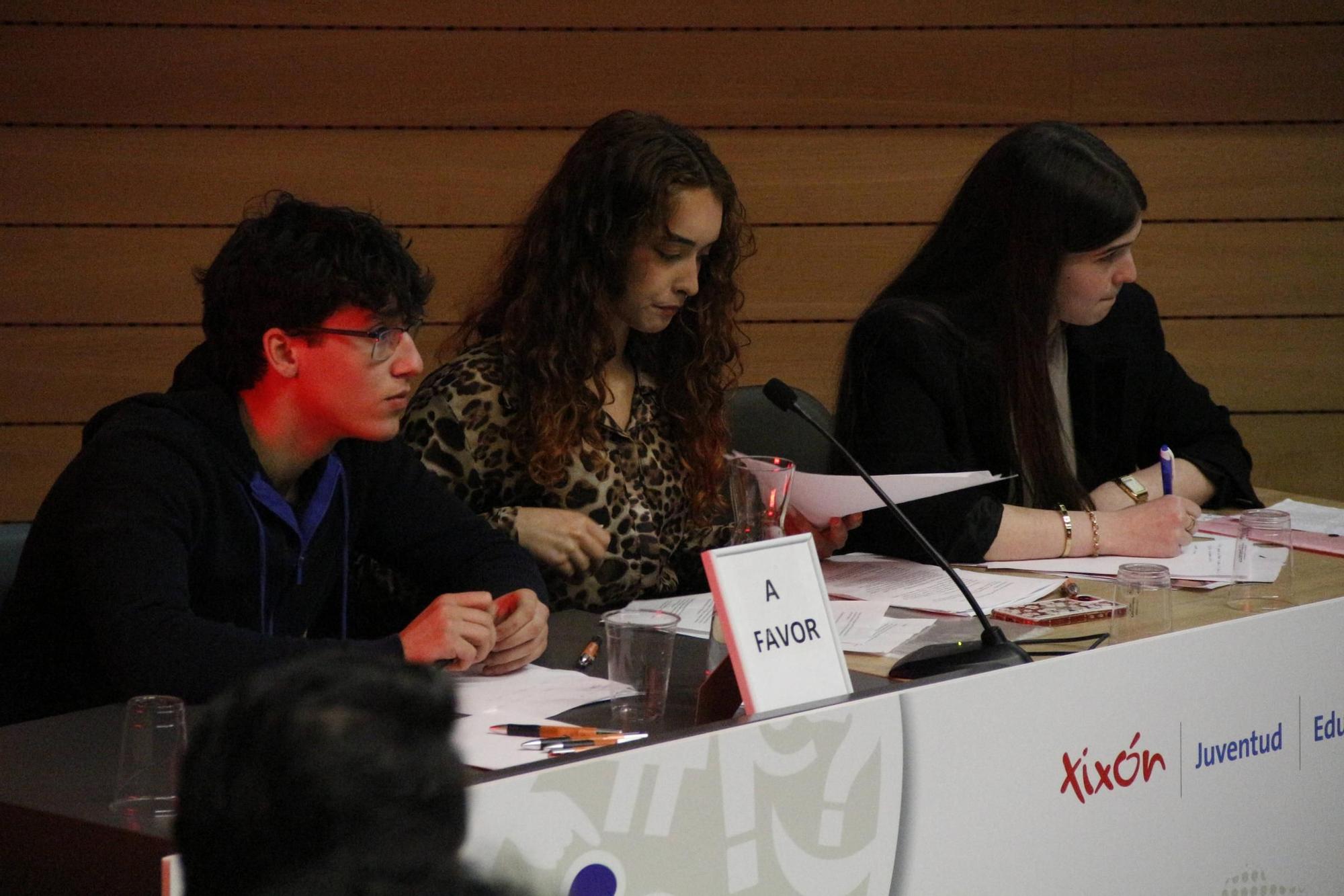 La semifinal de la Liga de Debate Escolar Municipal de Gijón, en imágenes