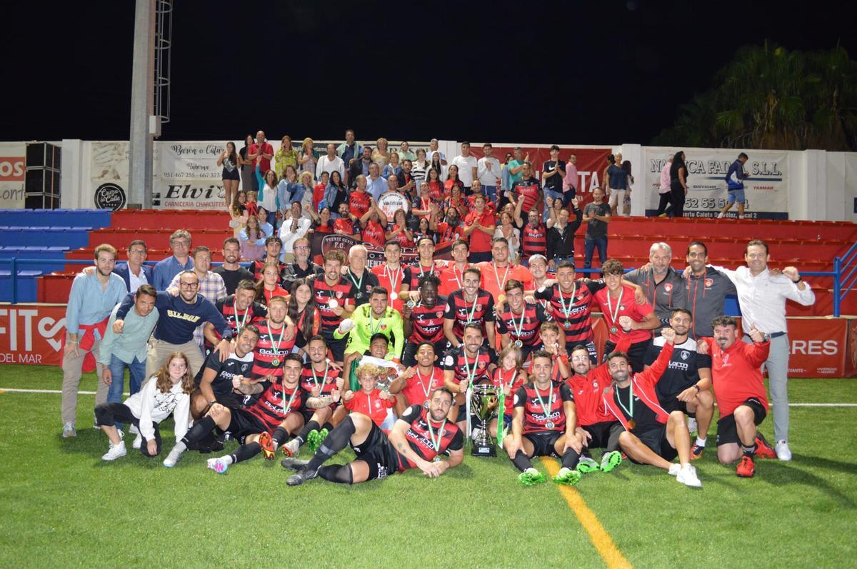 El Salerm Puente Genil celebra el título con los aficionados en Vélez Málaga.