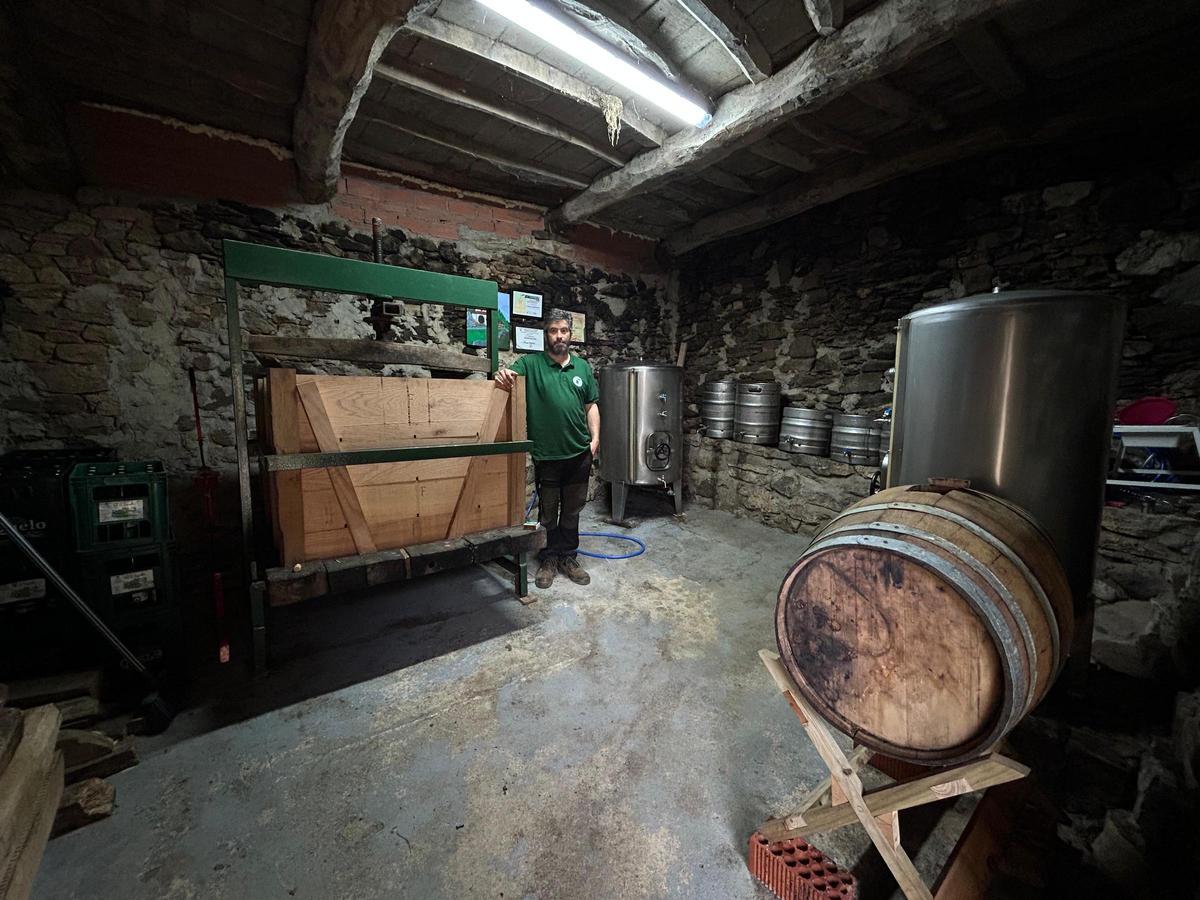 Marcos Rodríguez, junto al llagar adquirido por su abuelo.