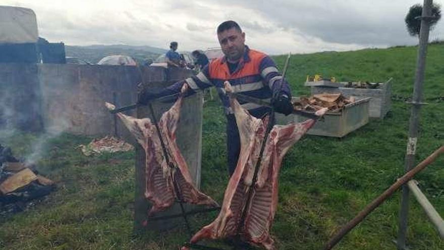 Un organizador preparando ayer la corderada en Latores.