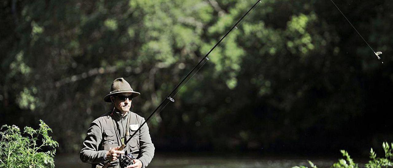 Un pescador de salmón prueba fortuna en Santeles, donde no hubo capturas.