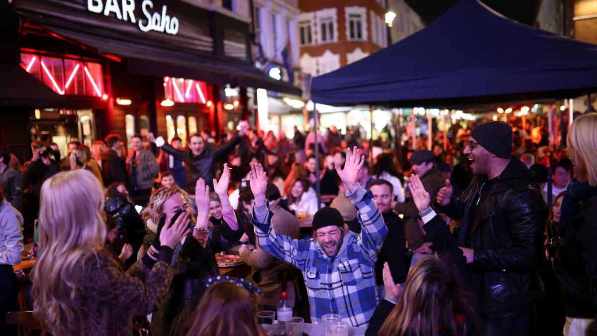 Un grupo de gente, de fiesta en una terraza de un bar en Londres