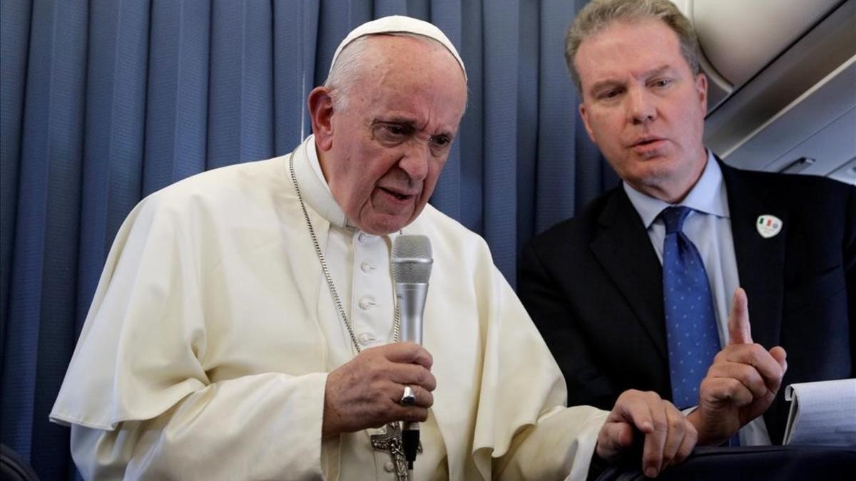 El Papa atiende a los medios en su regreso desde Dublín