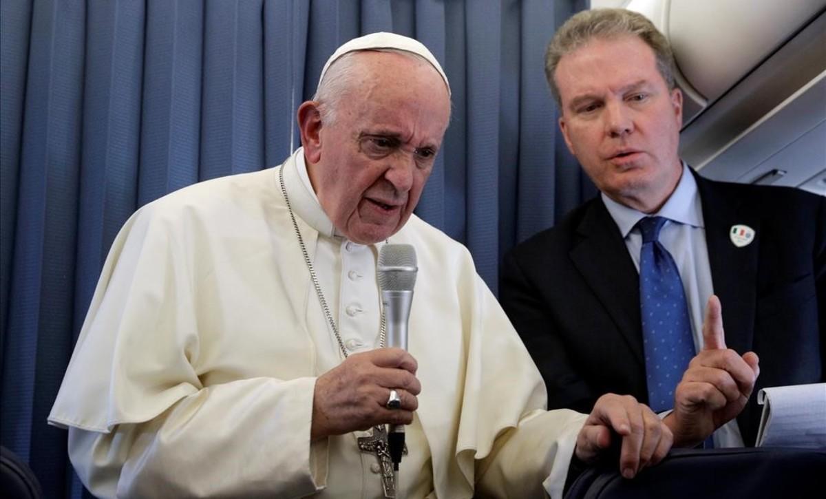 zentauroepp44790820 pope francis speaks with the media onboard a plane during hi180827122434