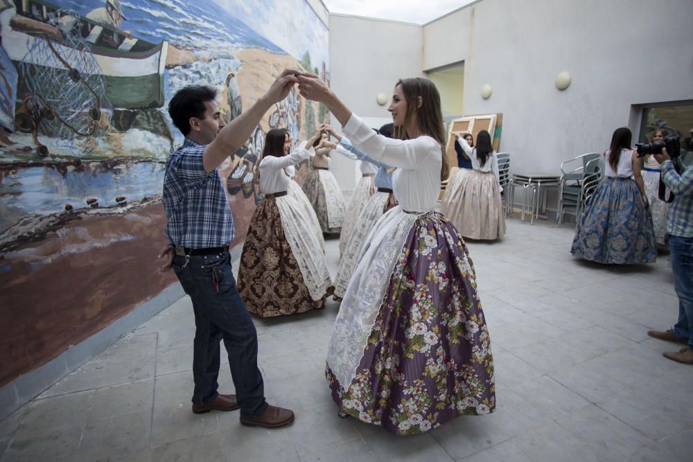 Ensayo de la Dansà con la fallera mayor y la corte