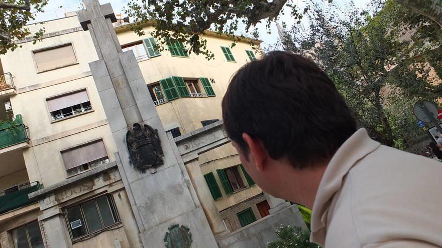 La cruz del monumento a los Caídos, situada en Sóller.