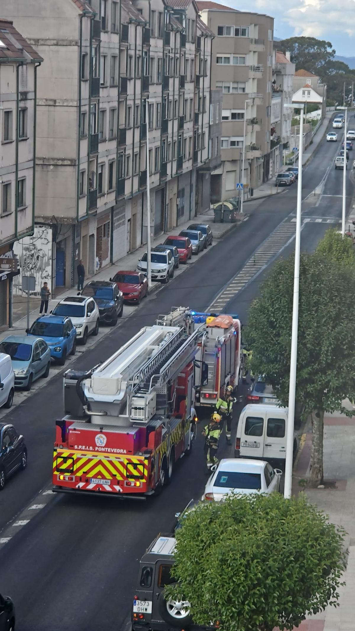 El operativo con los Bombeiros do Morrazo, este lunes en la Avenida de Marín, en Bueu.