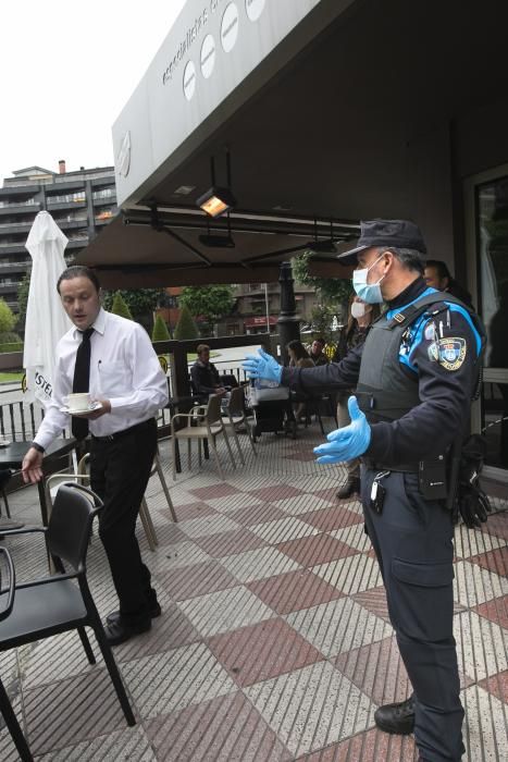 Agentes de la Policía Local de Oviedo controlan terrazas