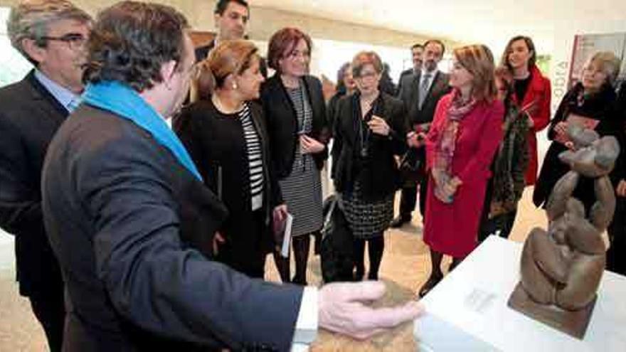 La presidenta de las Cortes, María Josefa García Cirac, y la alcaldesa de Zamora, Rosa Valdeón, inauguran la exposición de Baltasar Lobo junto al comisario de la muestra, Somoza.