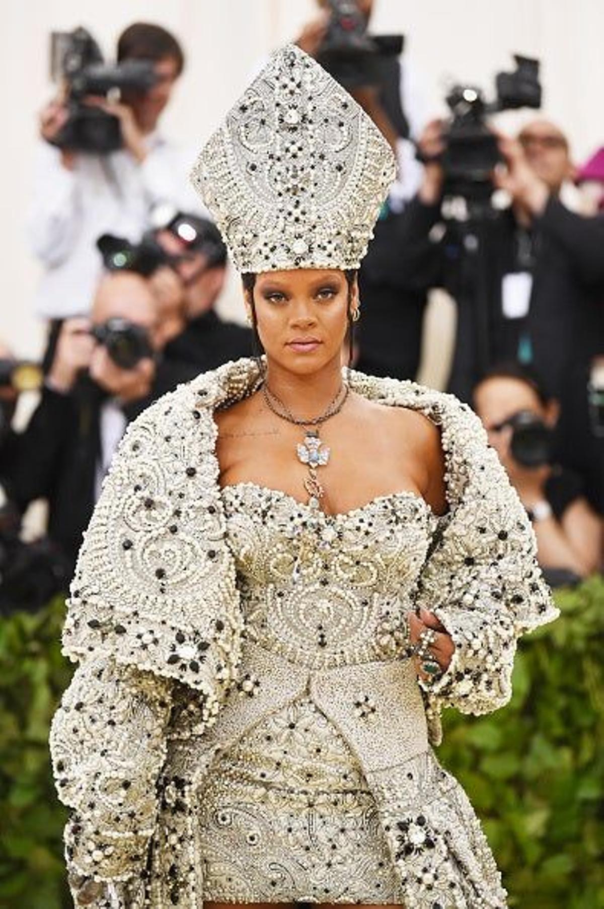 Rihanna y su vestido de Maison Martin Margiela en la Gala Met