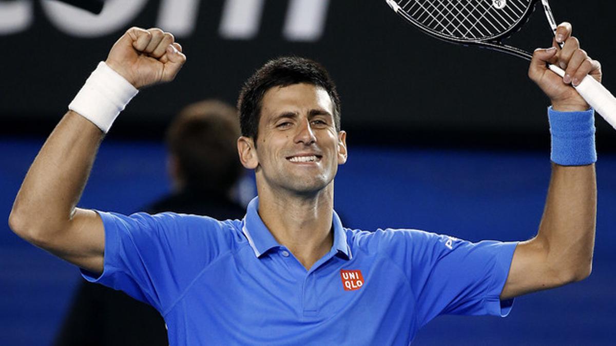 Novak Djokovic celebra su victoria ante Milos Raonic en cuartos del Abierto de Australia