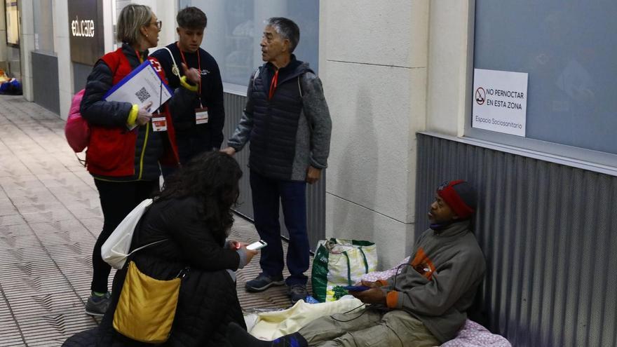 Voluntarios de Cruz Roja realizan un censo de personas que viven en la calle.