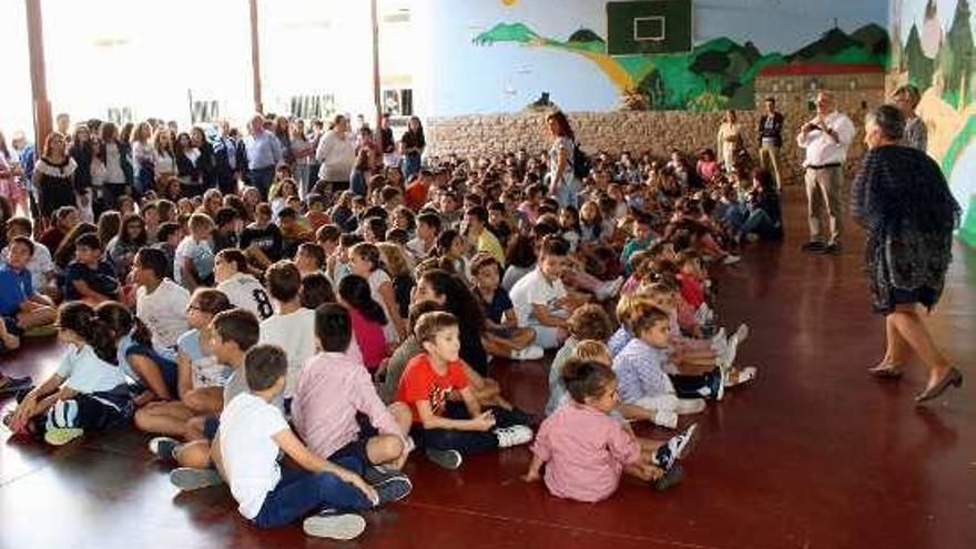 Los alumnos del CPR, en la inauguración del mural. // Noé Parga