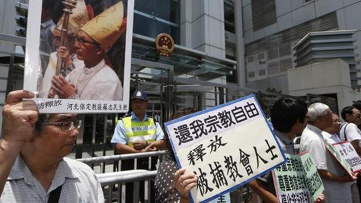 Protesta en Hong Kong por la liberación del obispo auxiliar de Shanghái, el miércoles.