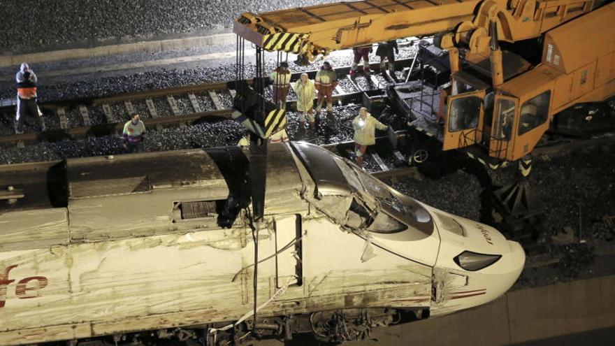 El tren Alvia que descarriló en Santiago.