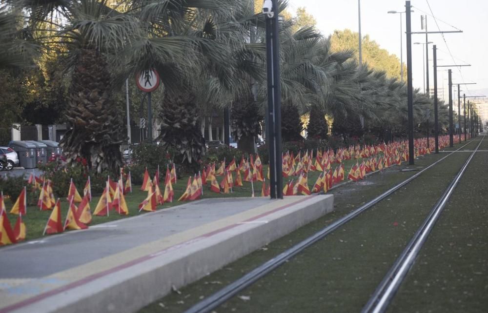 La Avenida Juan de Borbón de Murcia amanece con miles de banderas de España por las víctimas del coronavirus