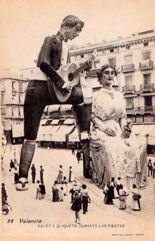 "Nelet i Quiqueta", gigantes plantados en la plaza durante la Gran Fira (que no se quemaron), en una postal de la época