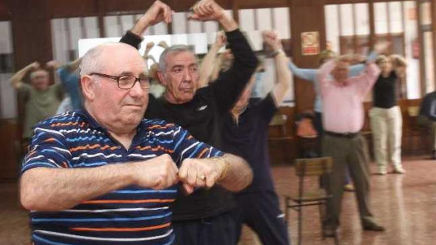 Miembros de la Asociación Párkinson Vigo en una clase de taichi.  // C. P.