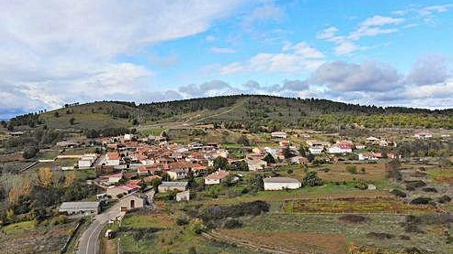 Vista aérea del pueblo de Villarino tras la Sierra y las fincas que lo rodean.