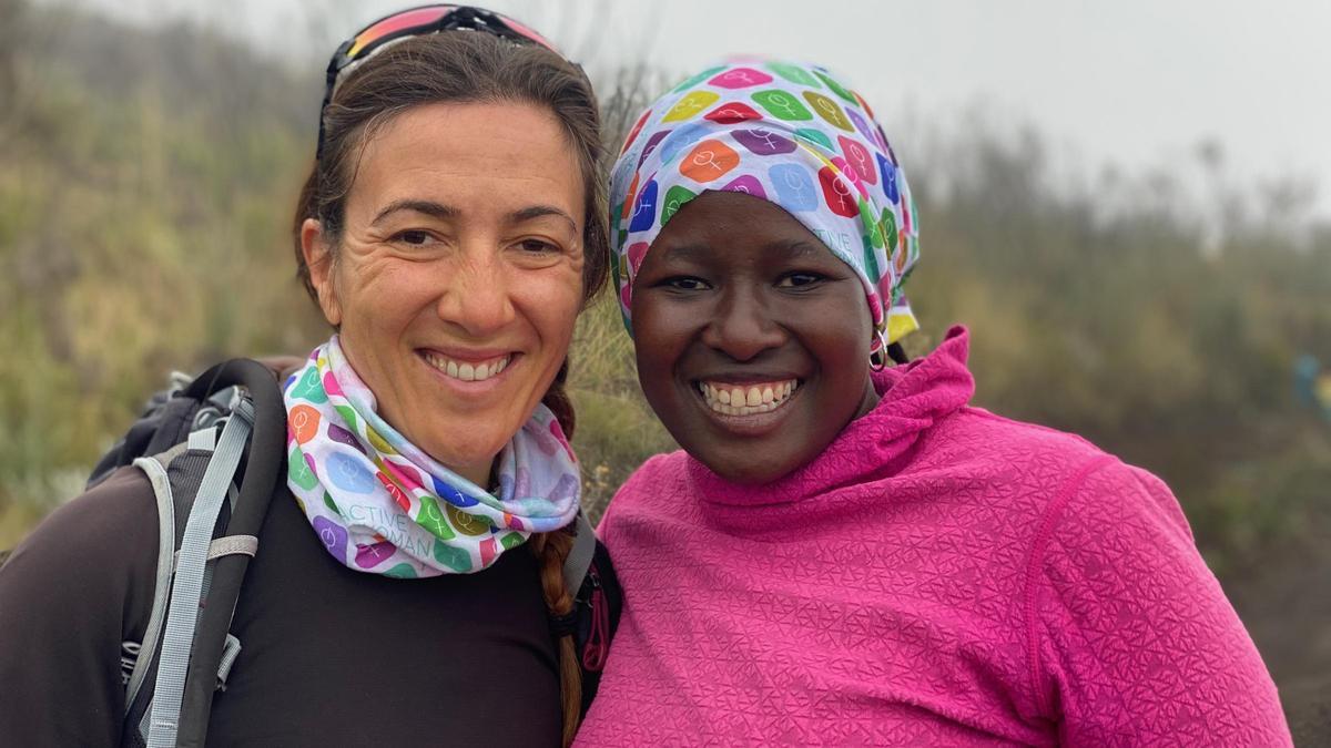 Ana Cortés posa con Ekeney en Tanzania. Dar un trato laboral digno y fomentar el trabajo femenino es una de las premisas de su bello proyecto.