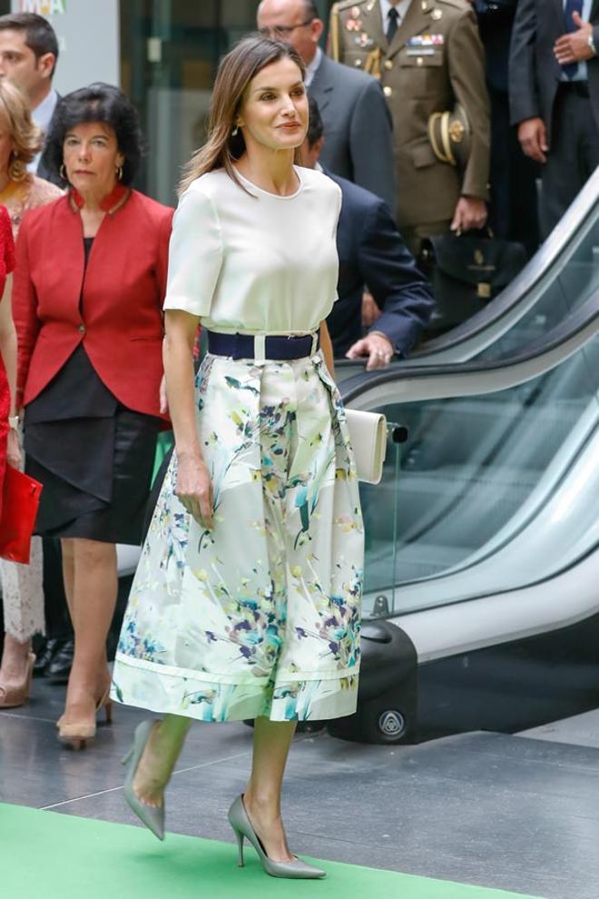 El look de Letizia Ortiz con falda estampada de Adolfo Domínguez, blusa blanca y zapatos azules