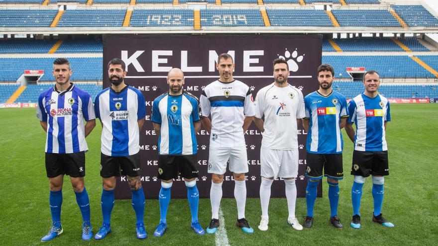 Varios jugadores del Hércules posan con las camisetas históricas de Kelme.