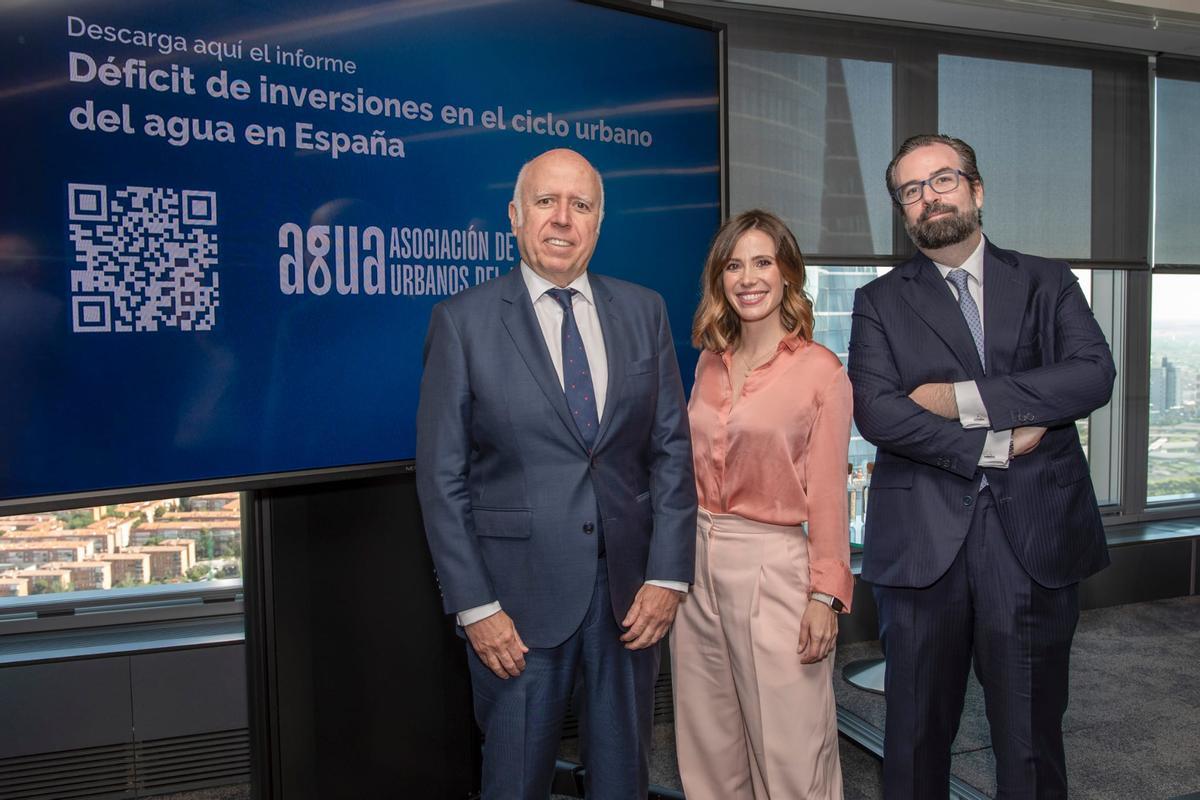 Hilario Albarracín, presidente de AGUA; Victoria Arnau, periodista y presentadora de Antena3 Noticias; y Santiago Otero, socio de estrategia de PwC