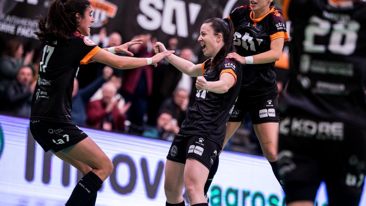 Las jugadoras del STV Roldán, celebrando la victoria