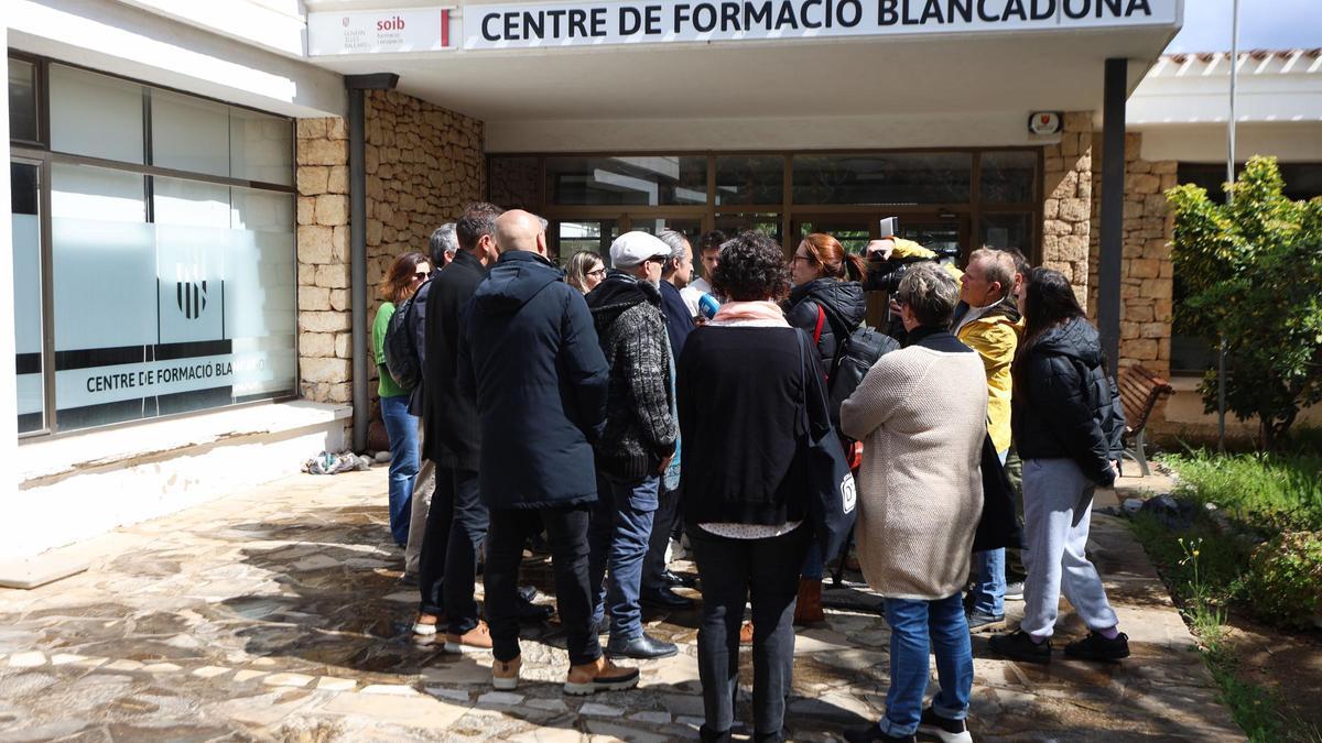 El conseller Antoni Vera atiende a los medios frente a la puerta de la antigua sede del SOIB en Blanca Dona.