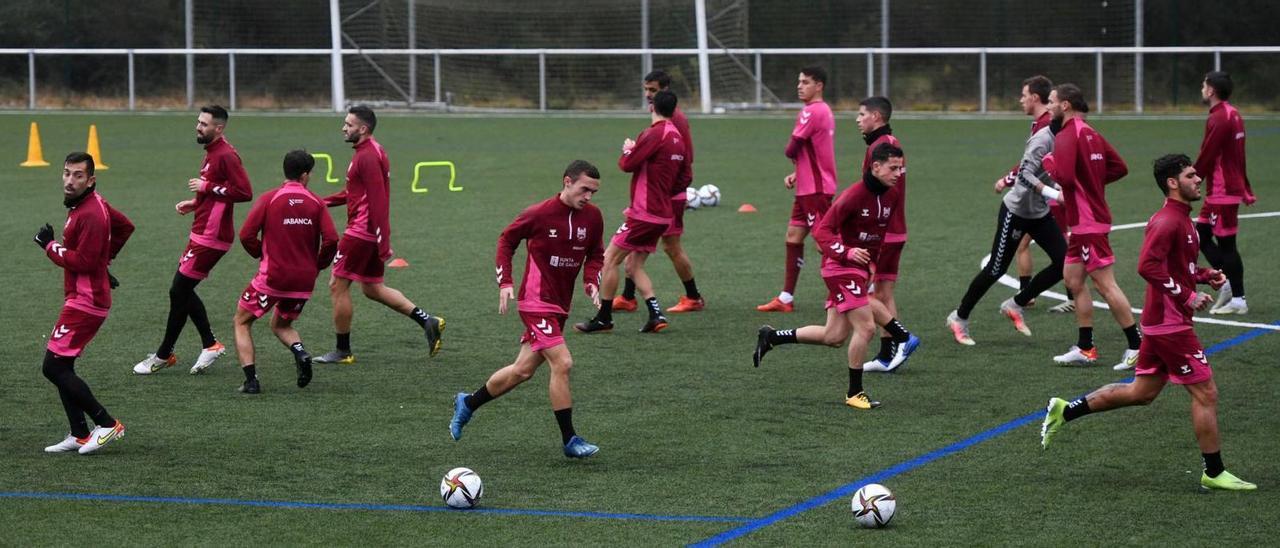 Los jugadores del Pontevedra CF, en pleno calentamiento antes de un entrenamiento.