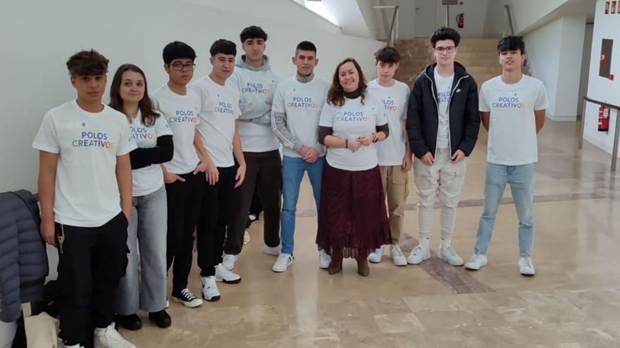 Varios de los participantes del Aquis Celenis en la iniciativa CanSat, junto a su profesora, Inés.   | // FDV