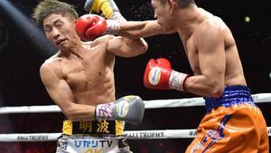 El filipino Nonito Donaire (R) y el japonés Naoya Inoue (R) pelean en su final de peso gallo de la Súper Serie Mundial de Boxeo en el Saitama Super Arena en Saitama.