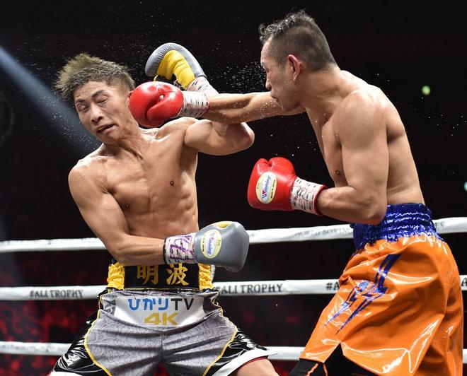 El filipino Nonito Donaire (R) y el japonés Naoya Inoue (R) pelean en su final de peso gallo de la Súper Serie Mundial de Boxeo en el Saitama Super Arena en Saitama.