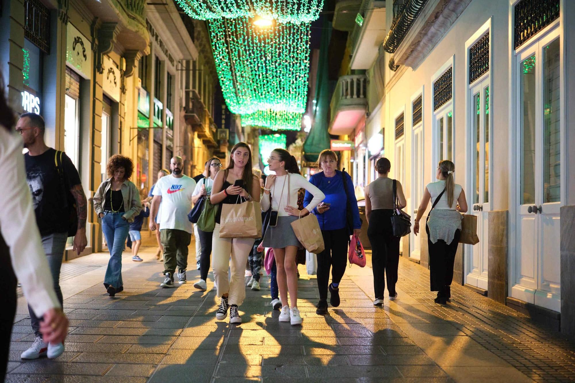 Los clientes aprovechan los descuentos del ‘Black Friday’ en los comercios de Tenerife