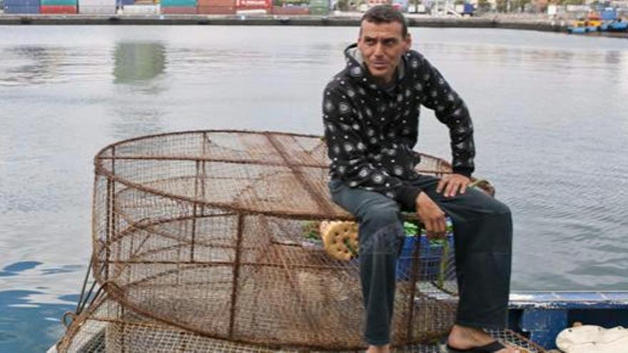 Horacio Umpiérrez, marinero del &#039;Nuevo Francisco Javier&#039;, atracado ayer en el Puerto. i  JOSÉ CARLOS GUERRA/EFE