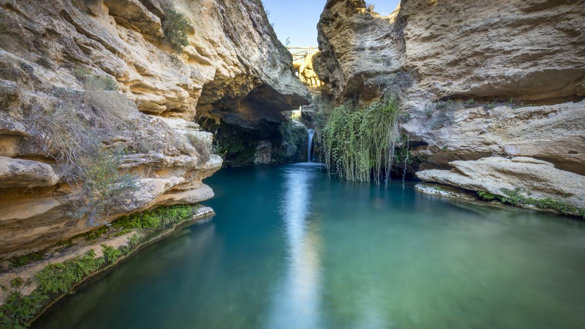 Descubre el asombroso tesoro escondido en España: un paraíso de aguas turquesas y cascadas