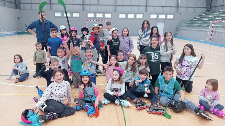 Enrédate celebra su torneo escolar de hockey en Rodeiro