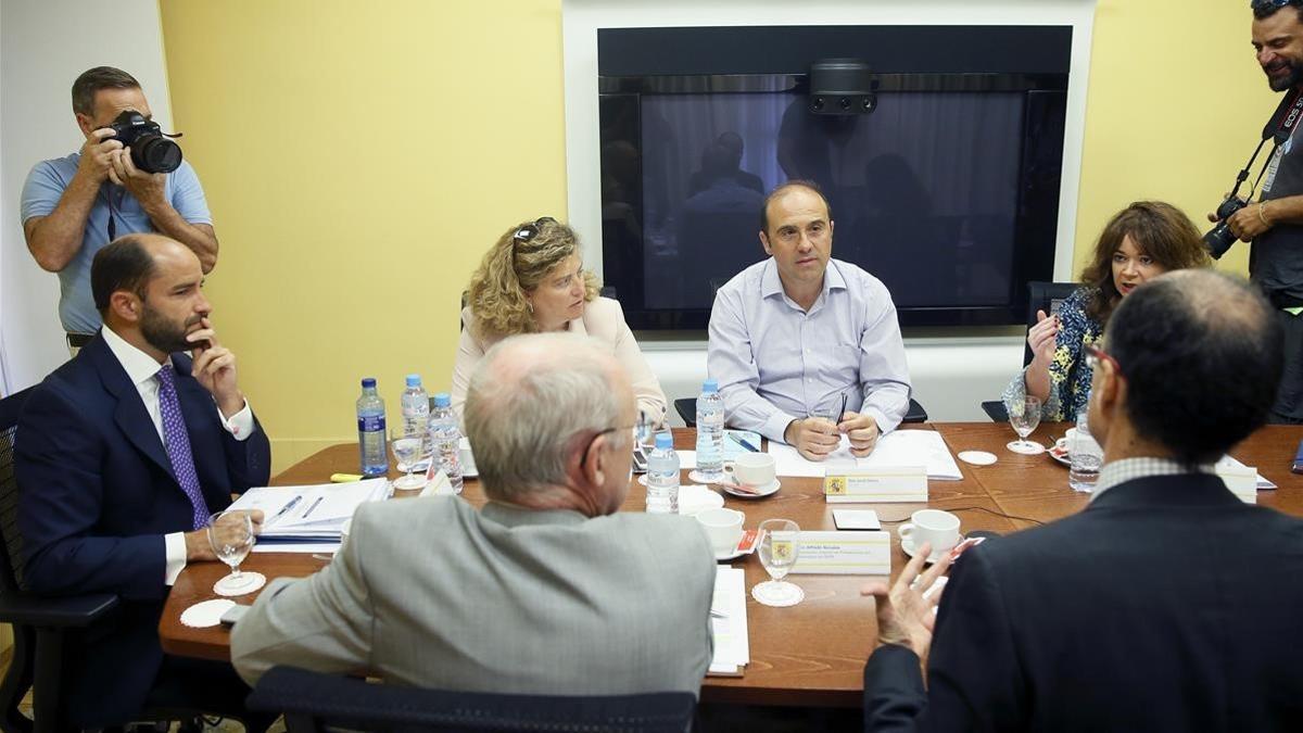 El secretario de Estado de Empleo, Juan Pablo Riesgo, con los representantes de sindicatos y patronales.