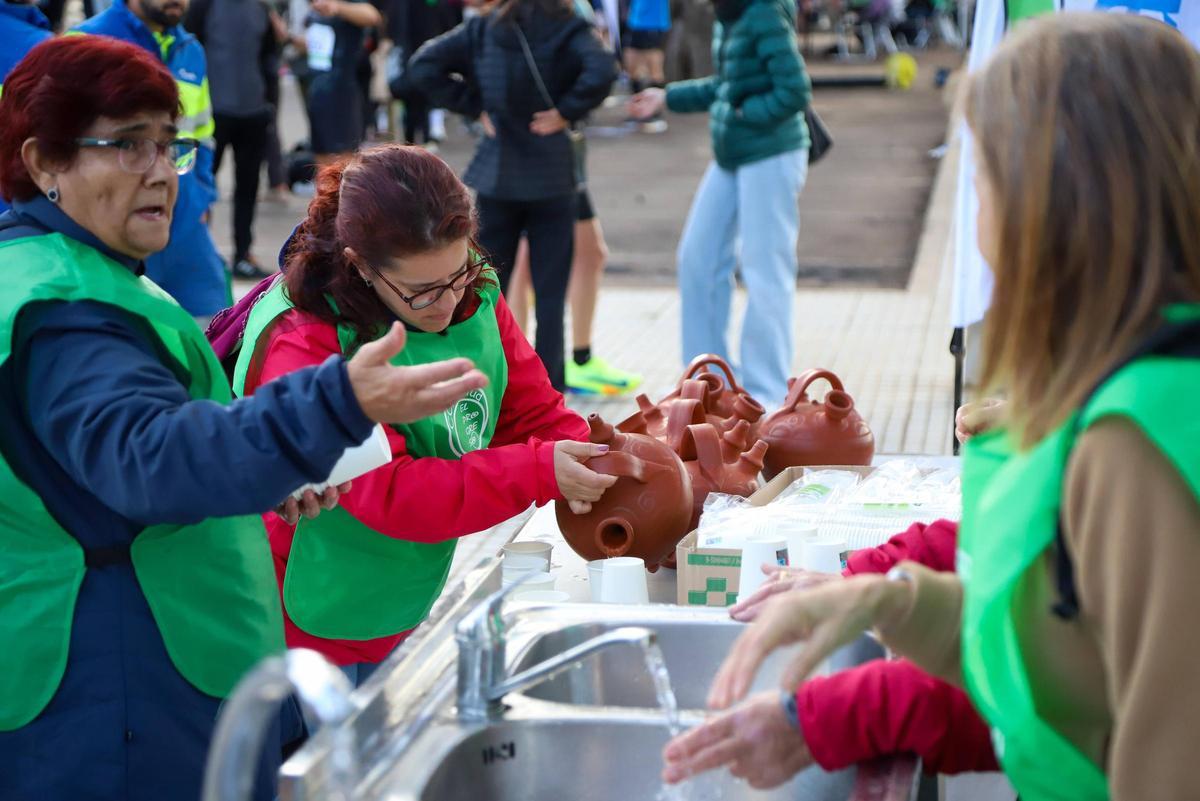 Las 'aguadoras' con los botijos.