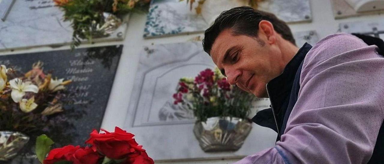 Carlos Medina en una ofrenda floral organizada por el PSOE