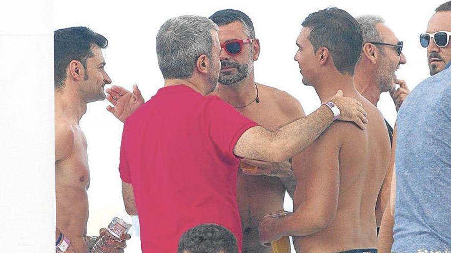 Santi Vila es deixa veure en una festa gai al parc aquàtic Illa Fantasia