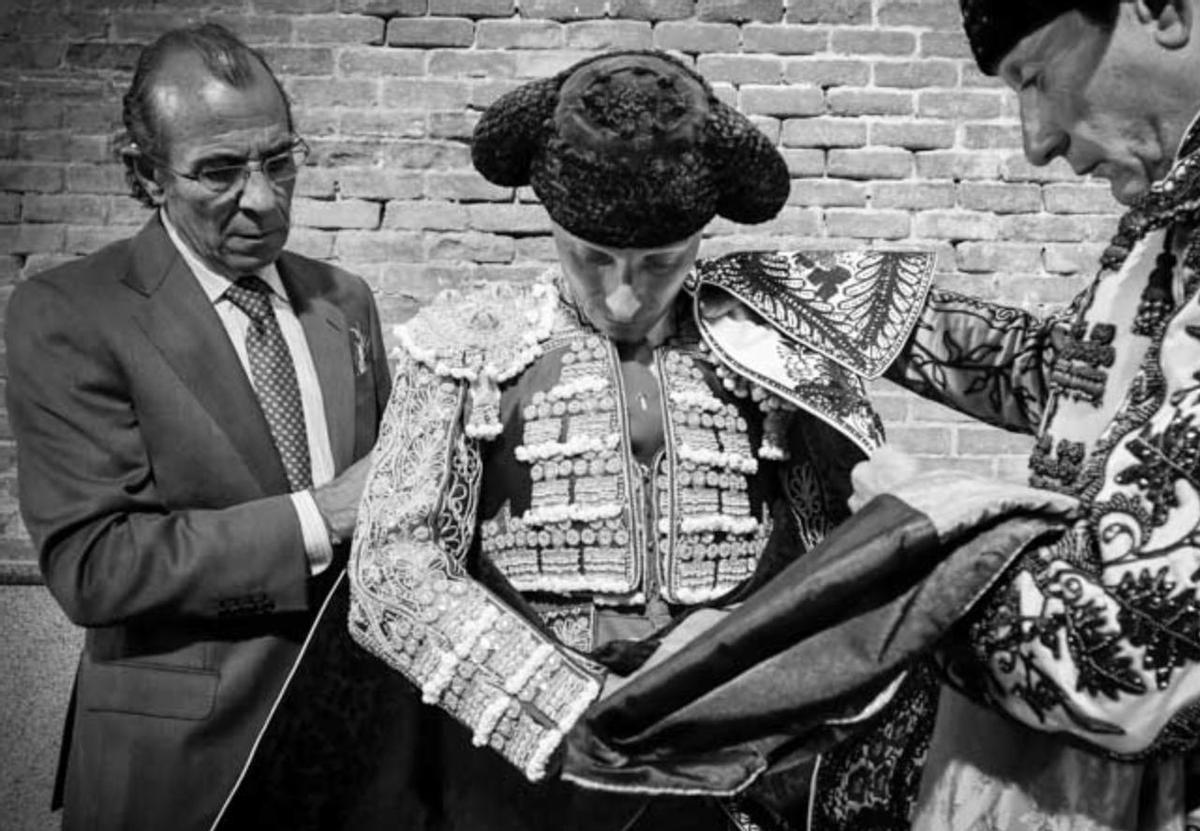 Luis Miguel Villalpando lía el capote de paseo a Diego Urdiales antes de hacer el paseíllo en Las Ventas.