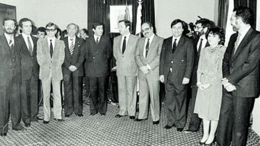 En el centro, con traje claro, a la derecha de Jerónimo Saavera.