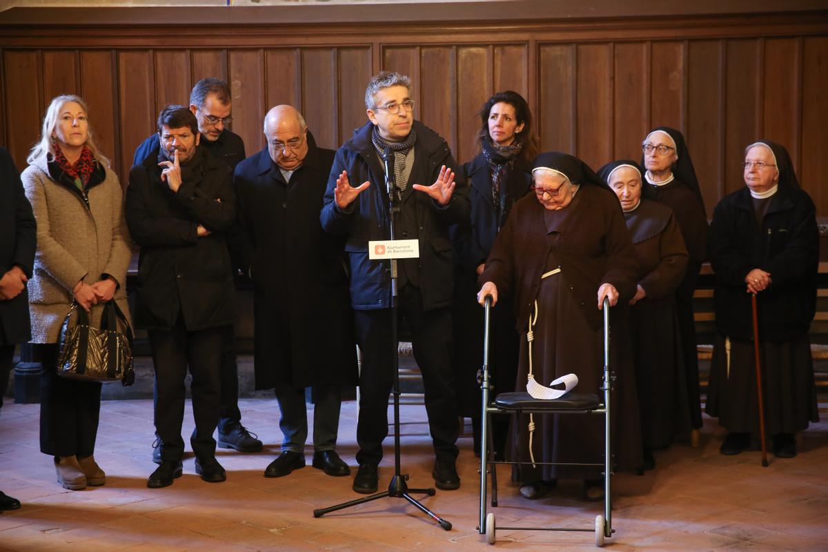 El teniente de alcaldía Jordi Martí junto al conseller Joaquim Nadal y la madre abadesa del Reial Monestir de Santa Maria de Pedralbes