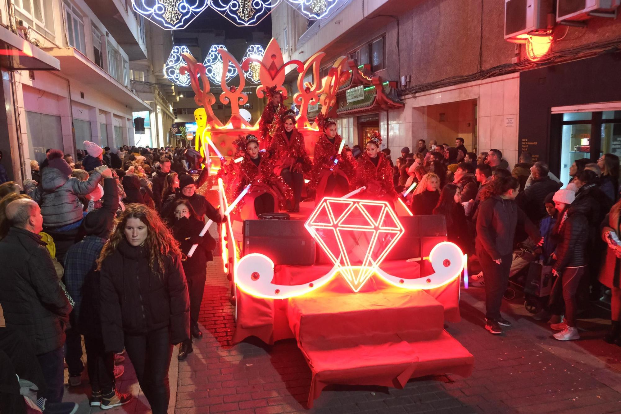 Todas las imágenes de la cabalgata de los Reyes Magos 2024 en Elda