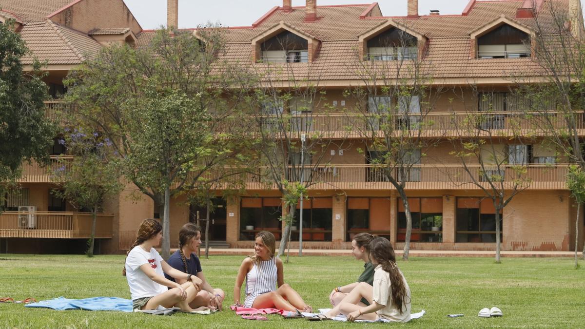 Estudiantes disfrutan del buen tiempo en el colegio mayor Nuestra Señora de la Asunción.