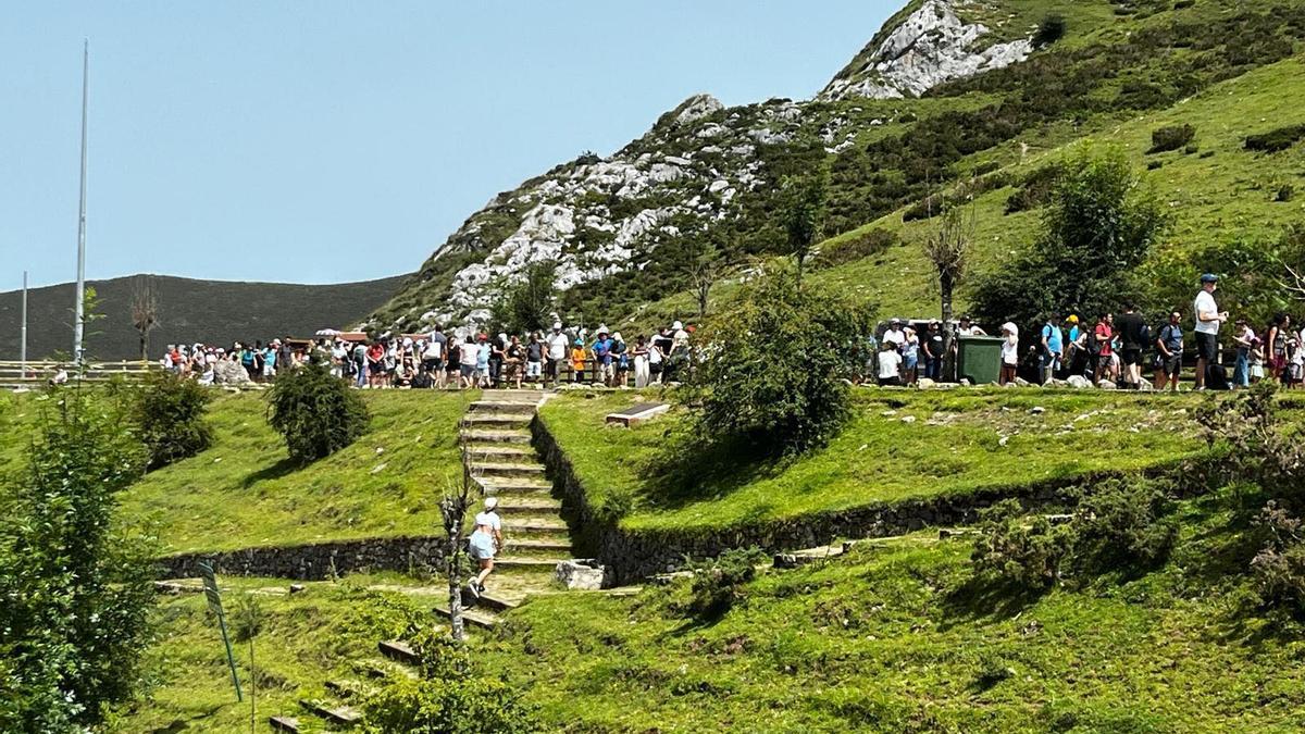 La larga cola de turistas esperando el bus para los Lagos de Covadonga.
