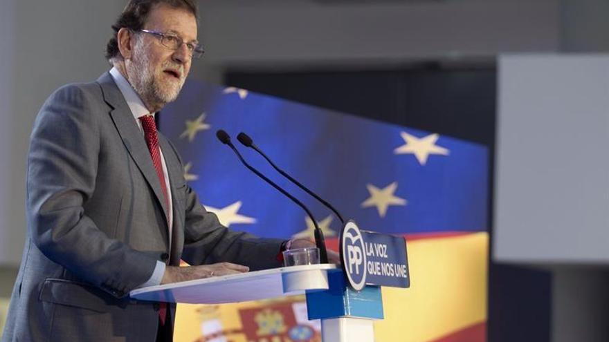 Rajoy pide apoyo masivo a Feijóo para evitar &quot;ensoñaciones y excentricidades&quot;