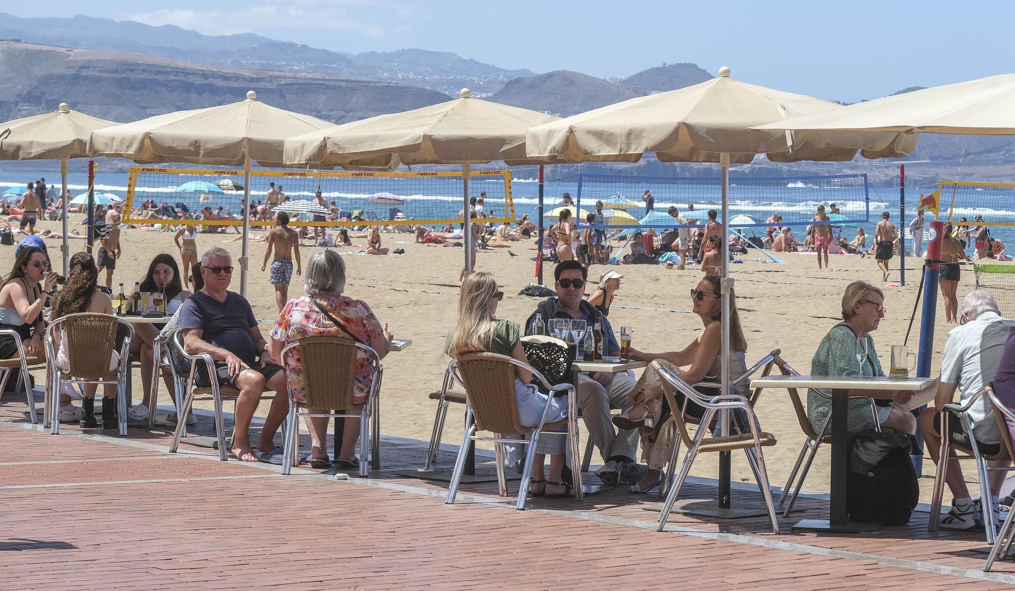 Así se vive la Semana Santa en la playa de Las Canteras, en Las Palmas de Gran Canaria. 