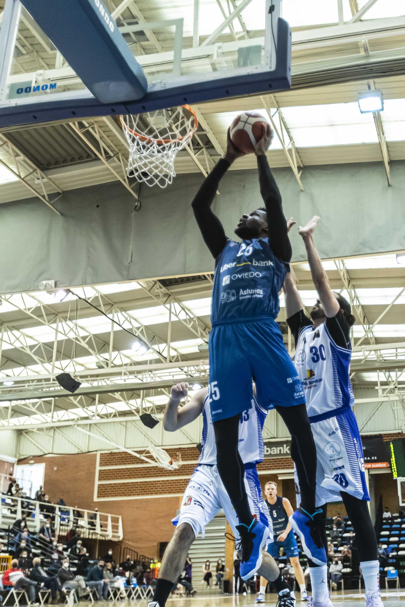 Las imágenes de la victoria del Liberbank Oviedo Baloncesto ante el Almansa que vale la clasificación para el play-off de ascenso a la ACB